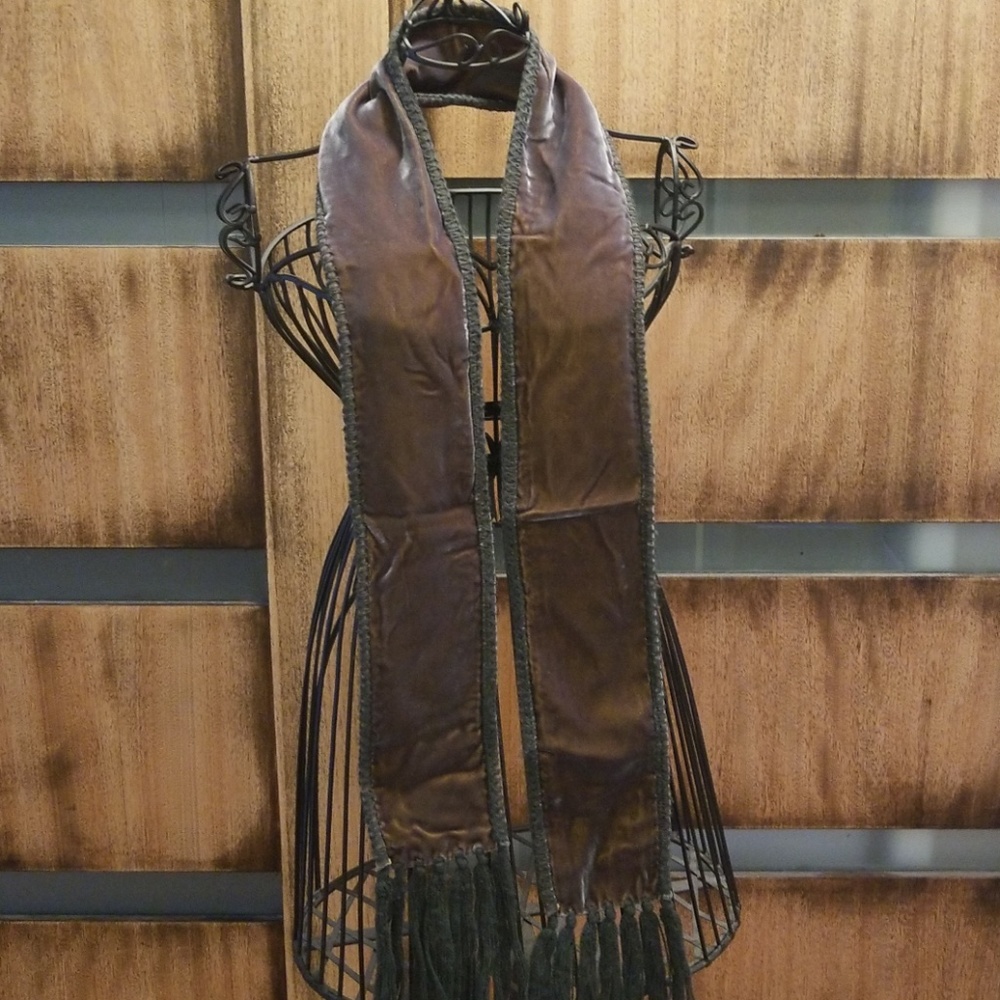 Gorgeous iridescent velvet scarf 💋🖤💋